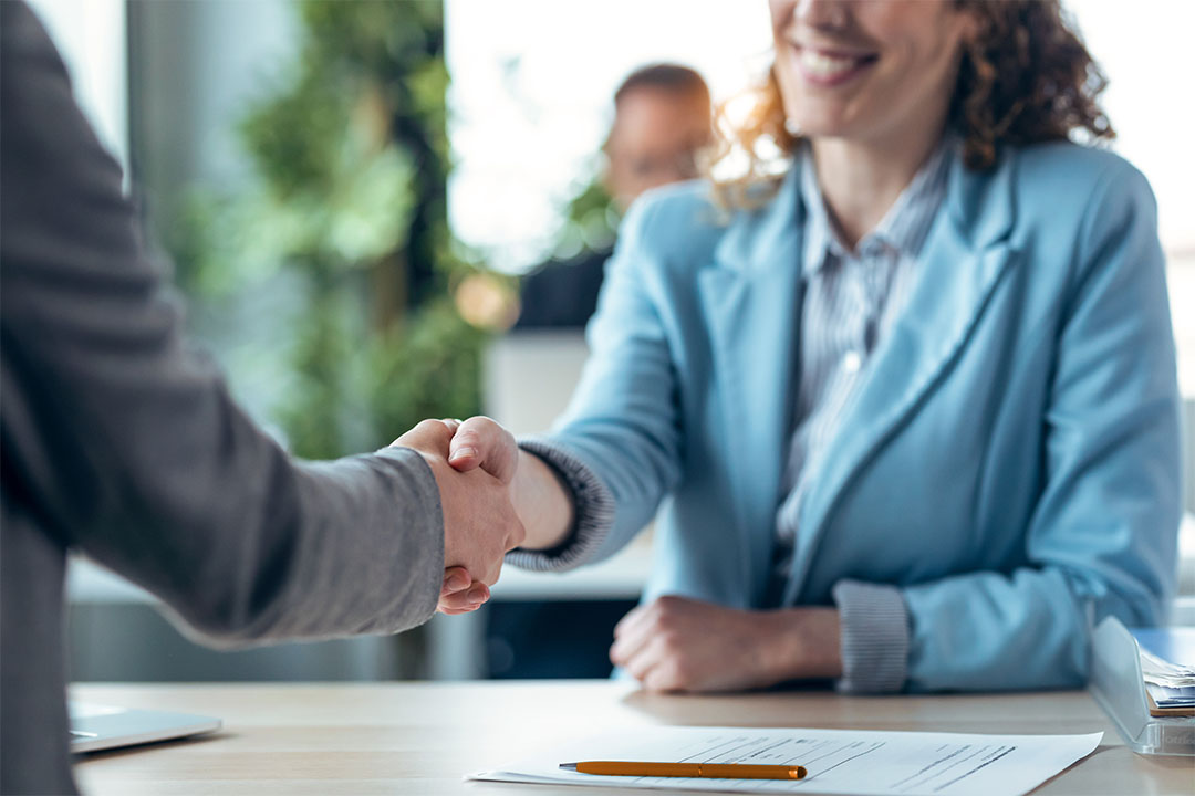 Business Handschlag zwischen Frau und Mann