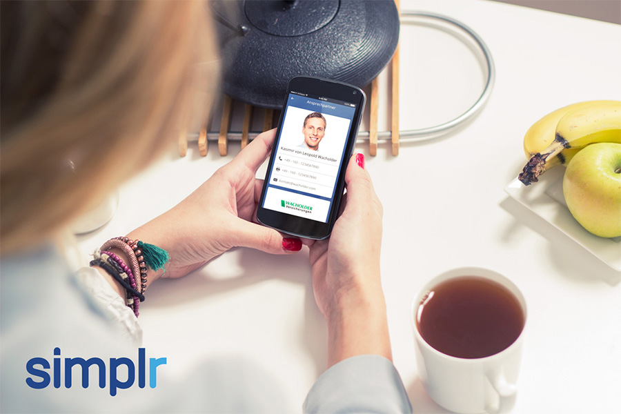 Frau mit simplr App