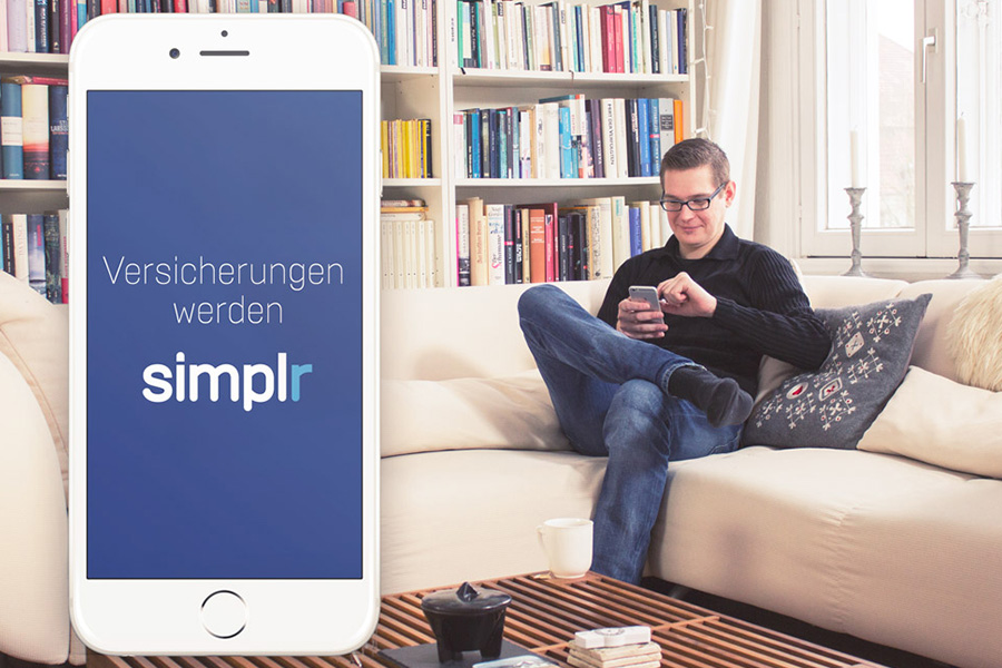 Mann mit simplr App auf Couch