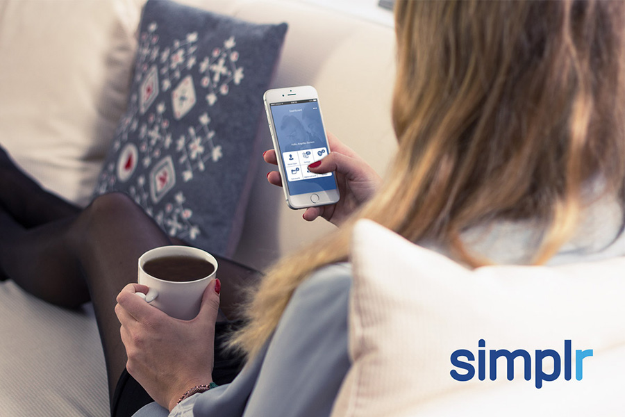 Frau mit simplr App