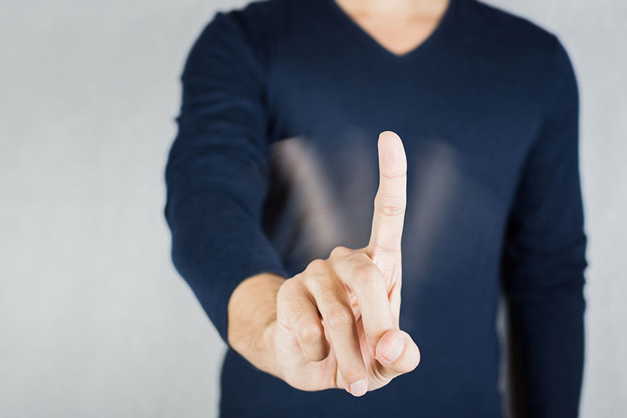 Mann zeigt Nein mit Finger