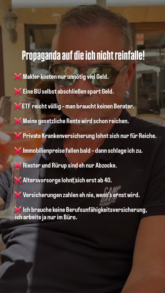 Das stimmt einfach nicht!
❌“Makler kosten nur unnötig viel Geld”
Einfach falsch, denn ein Versicherungsmakler kostet dich für Beratung, Analyse und Angebotserstellung keinen Cent. Erst wenn ein Vertrag zustande kommt, zahlt die Versicherung eine Courtage ohne dass dein Beitrag dadurch höher wird. Und: Der Makler ist gesetzlich verpflichtet, unabhängig und in deinem Interesse das beste Angebot am Markt zu finden.
❌„Ich schließe meine BU lieber selbst ab, spart doch Geld.“
Klingt erstmal logisch. Aber genau hier passieren die schlimmsten Fehler: falsche Angaben, Ausschlüsse, abgelehnte Leistungen im Ernstfall. Beim Makler kostet dich die BU keinen Cent mehr – dafür sorgt er aber dafür, dass du auch wirklich den Schutz bekommst, den du brauchst.
❌„ETFs reichen doch völlig, dafür brauche ich keinen Berater.“
ETFs sind super – aber Altersvorsorge ist mehr als nur ein Depot. Wer kümmert sich um deine Steuerstrategie, deinen Versicherungsschutz, deine Versorgungslücke? Ein Berater schaut auf dein ganzes Leben – nicht nur auf einen Chart.
❌„Meine gesetzliche Rente wird schon reichen.“
Leider nein. Wenn du später nur noch die Hälfte von dem hast, was du heute verdienst, wirst du deinen Lebensstandard kaum halten können. Frühzeitig privat vorsorgen bedeutet: später entspannt leben.
❌„PKV lohnt sich doch nur für Gutverdiener.“
Ganz ehrlich? Für viele junge, gesunde Angestellte lohnt sie sich enorm. Mehr Leistung, bessere Versorgung, oft zum ähnlichen Beitrag wie in der GKV – und dein Arbeitgeber zahlt die Hälfte mit.
❌„Ich warte noch, die Immobilienpreise fallen bald.“
Vielleicht. Vielleicht aber auch nicht. Niemand kennt den perfekten Zeitpunkt. Wichtiger ist: Deine Finanzierung muss heute schon zu deinem Leben passen – nicht zu irgendeiner Prognose.
❌„Riester und Rürup sind doch nur Abzocke.“
Klar, es gibt bessere und schlechtere Verträge. Aber pauschal ablehnen kostet dich möglicherweise wichtige Steuervorteile und staatliche Förderung. Lass uns das lieber individuell durchrechnen, bevor du Chancen verschenkst.
Worauf fällst du nicht mehr rein?
Mehr findest du in den Kommentaren 😉