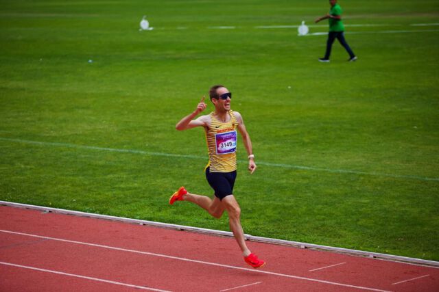 🥇 Europameister! 🇪🇺🔥
Unser Kollege David Kiefer, unser Spezialist für Kapitalanlagen und Finanzierungen, hat sich den Europameistertitel über 3000 m Hindernis (M45) gesichert – in unglaublichen 9:45 Minuten! 🏃‍♂️💨
Was uns dabei am meisten begeistert: Davids Leidenschaft, Ehrgeiz und mentale Stärke.
Diese Power bringt er nicht nur auf die Laufbahn, sondern auch jeden Tag in seine Arbeit bei uns ein. 💼💪
Wir sind wahnsinnig stolz auf dich, David – du bist ein echtes Vorbild für uns alle! 👏💛
👉 Swipe, um ein paar Eindrücke vom Rennen und dem großen Moment zu sehen!
#Teamviv #Europameister #Leidenschaft #Erfolg #Vorbild #vivFinanzmakler #Motivation #LaufenistLeben